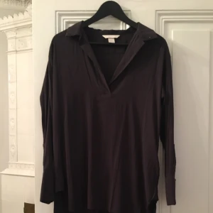  - Säljer den populära och snygga gråa skjortan från HM conscious. En gång använd så i perfekt skick. Avhämtas i Vasastan, Swisch föredras :)