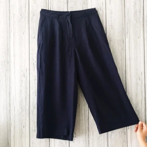  - Byxor från Bik bok som slutar vid ankeln. Säljes för 50kr, frakt tillkommer Betalning sker via swish 