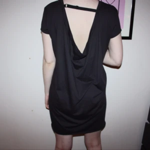  - Helt ny klänning från Cheap Monday. Köpt från The Salty Dog i Täby C. Mörkgrå/brun i färgen. Superskön.   Frakt kostar 30kr. Samfraktar. Kan mötas upp, använder helst swish.