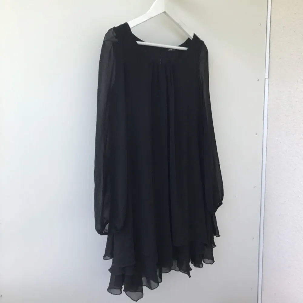 Supersnygg svart klänning i chiffong och volanger från Gina Tricot. Använd ett fåtal gånger, mycket fint skick!! . Klänningar.