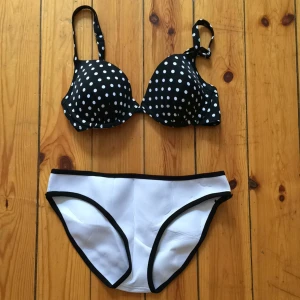  - Bikini från ellos. Underdelen är aldrig använd. 75C på överdel 