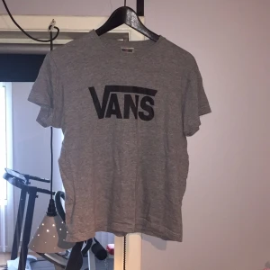  - En snygg Vans kopia,otroligt skön och i fint skick. Skulle säga att den passar en S också! 70kr inklusive frakt!👚👕