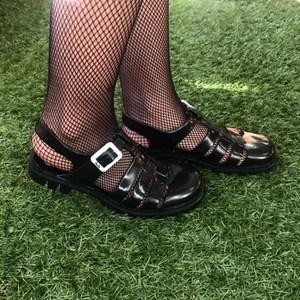  - Coola och vattentäta sandaler från JUJU inköpta hos American Apparel. Storlek UK 4 vilket motsvarar en EU 37. Aldrig använda då dom är för stora för mig.  🐼🐾🐼🐾🐼 Kan mötas upp i Stockholm/Swish/Köparen betalar för frakt 🌸