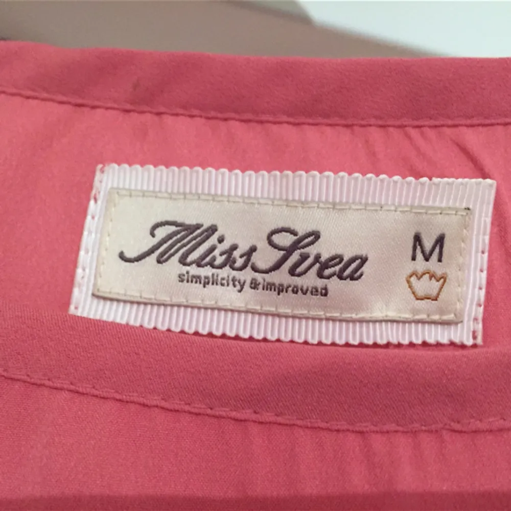 Snygg rosa topp/blus från SVEA i härligt material och rosa färg. Aldrig använd!! Passa på att fynda till lågt pris! . Toppar.
