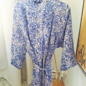  - Ellos kimono/ badrock Använd 1-2 gånger har mest blivit hängande =nyskick Jättefin somrig färg/ paisleymönstrad Passar allt mellan storlek 34-38 den är ganska rymlig Köparen står ör frakt