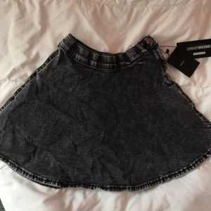  - Grå/svart jeanskjol från dr denim 💕 Gjord av bomull och helt oanvänd ✨