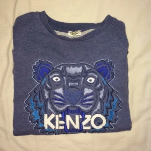  - Blå sweatshirt från Kenzo. Använd men i bra skick, inga fläckar etc. Köpt på NK barnavdelning för ca 1000kr, barnstorlek 152 men passar bra som en XS