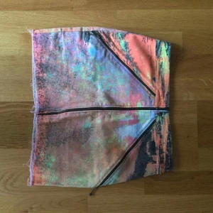  - färgrann festival kjol. tight dragkedja fram, fickor bak