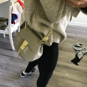  - Ursäkta röran i bakgrunden.  Säljer en jättesnygg liten väska, bra skick. Endast lite sliten vid öppningen. Inget som synd