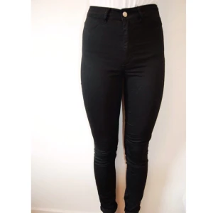  - Svarta högmidjade jeans 
