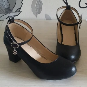  - Snygga pumps med ankelrem. Spännet fästes lite annorlunda- ena änden krokas på remmet och göms sedan bakom spännet. Aldrig använd då de tyvärr varit för små. Köparen står för frakt eller möts upp, tar swish. 