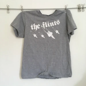  - Grå t-shirt med vitt tryck!