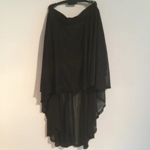  - Flowy kjol som är längre bak än fram. Använd ett fåtal gånger 