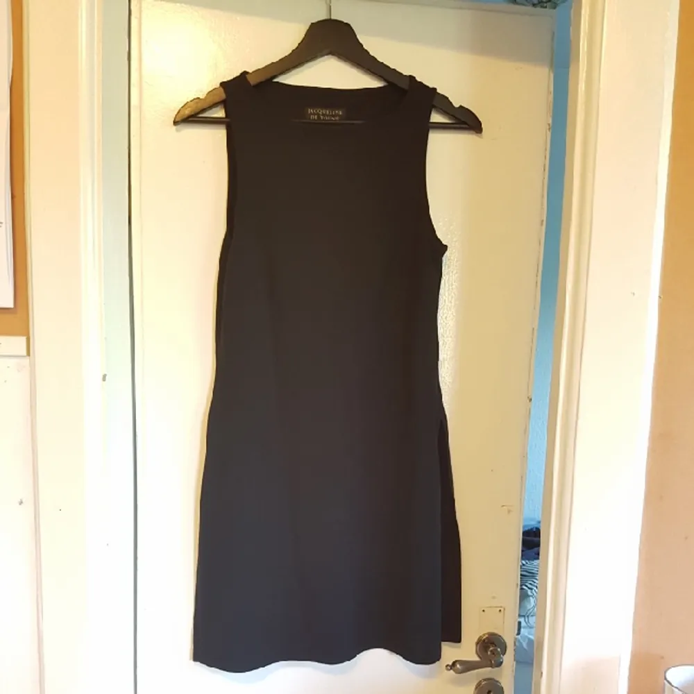 svart klänning med slits på båda sidorna. 55 % Rayon, 45 % polyester . Klänningar.