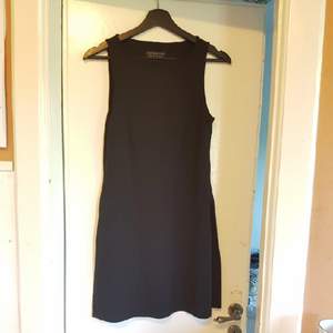 svart klänning med slits på båda sidorna. 55 % Rayon, 45 % polyester 