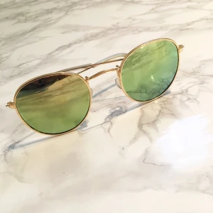  - Snygga brillor med en spegelyta