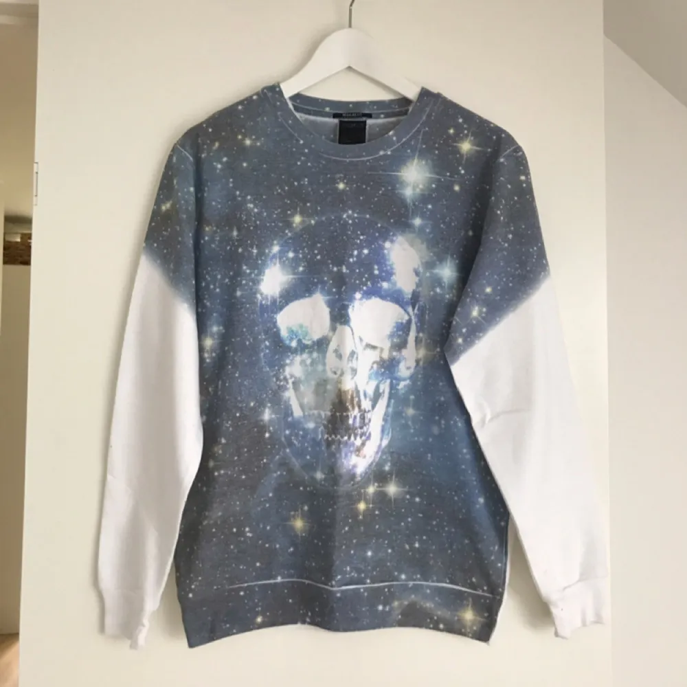 Sweater med coolt mönster, otroligt bekväm. Enbart provad! . Hoodies.