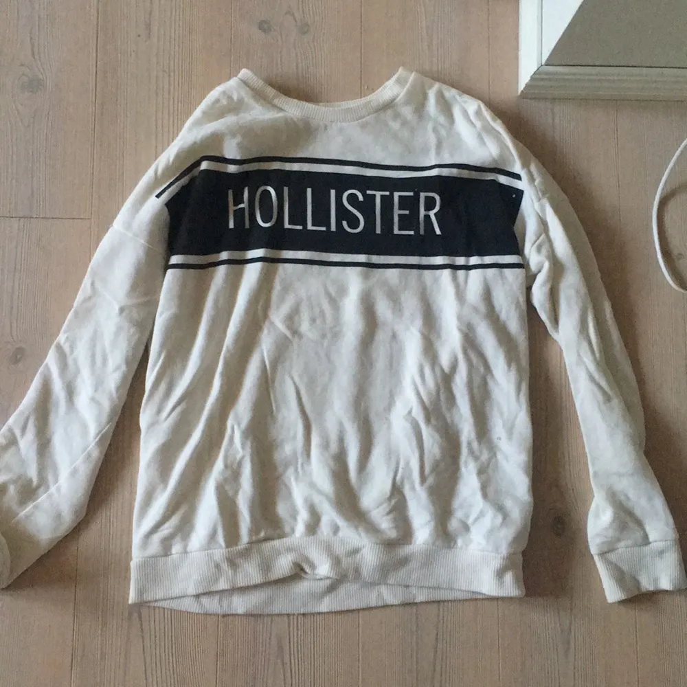 Mysigt Hollister tröja som passar till mycket! Säljer den för att den är något förstör för mig. . Hoodies.