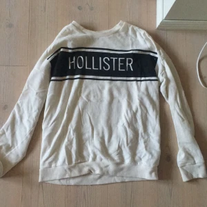  - Mysigt Hollister tröja som passar till mycket! Säljer den för att den är något förstör för mig. 