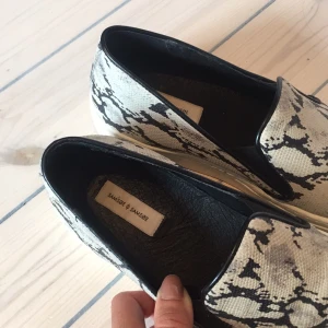  - Sjukt snygga sneakers, ormmönstrade med vit sula från Samsøe, sparsamt använda. Riktigt fina till jeans 🌴 köparen står för frakten 