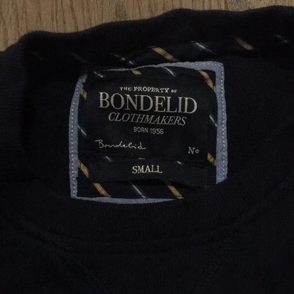 En Sweatshirt i mörkblått från Bondelid. Nyskick, bara provad. Kan skickas eller mötas i Stockholm.. Hoodies.