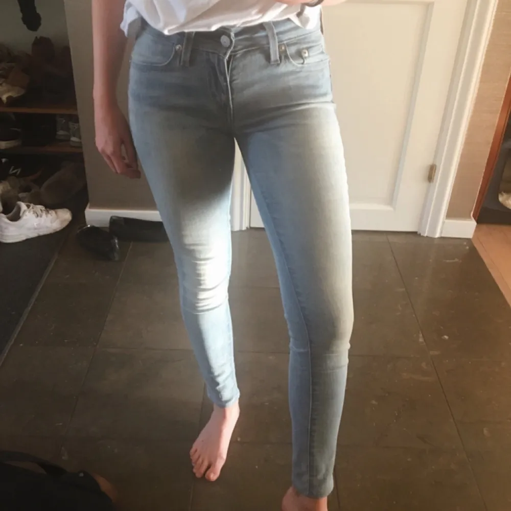 Ett par riktigt fina Levis jeans i storleken 24 (dom har stretch). En fin ljusblå färg med fickor fram och bak. Använd Max 5 ggr!!. Jeans & Byxor.