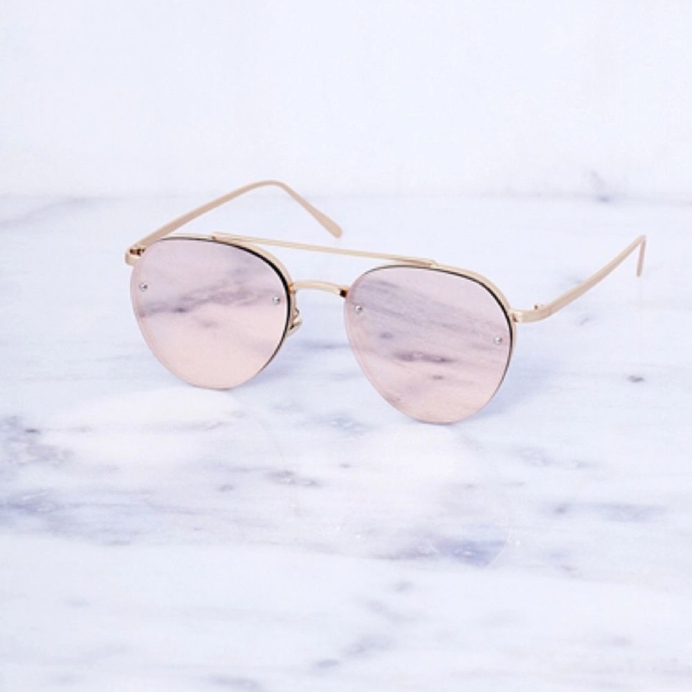 Ett par sjukt snygga solglasögon från nätbutiken Chiquelle. De är mirrored i färgen rose gold. Endast testade hemma. One size och UV-skyddade Bredd 14,3cm | Höjd 5cm Ord.pris 379kr. Accessoarer.