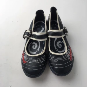  - Nylon Red, Ballerinaskor, Strl: 39, Färg: Blå, Vit, Skick: Normalt