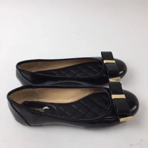  - Michael Kors, Ballerinaskor,  Modell: Kiera Ballet,  Strl: 39,  Färg: Svart, Guldfärgad,  Skick: Fint