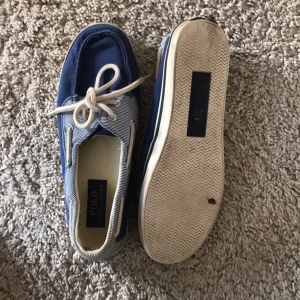  - Ganska slitna Ralph Lauren skor i storlek 38. Väldigt fina ! 