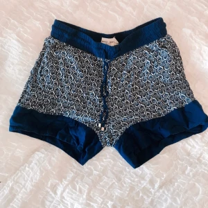 - Jättefina (och SÅ sköna) shorts från Holly & Whyte by Lindex i blått & vitt. Ger rumpan en snygg form och markerar midjan fint! Kommer dock aldrig till användning av mig tyvärr! Köpare står för ev frakt💕