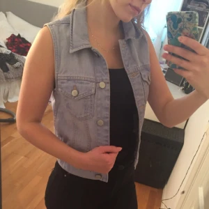  - Snygg denimväst i ljusblått jeanstyg. Lättstylad! Köpt på Monki. Tar swish vid träff i Uppsala-området! 
