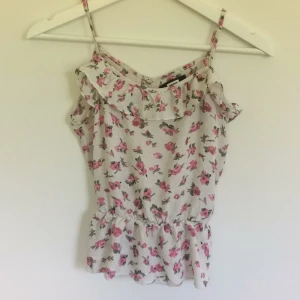  - Blommig topp med volanger