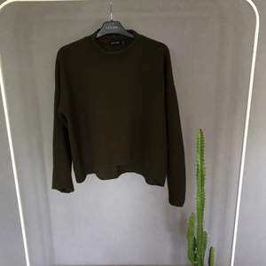 Sweatshirt  Cropped  Color ; green Olive 