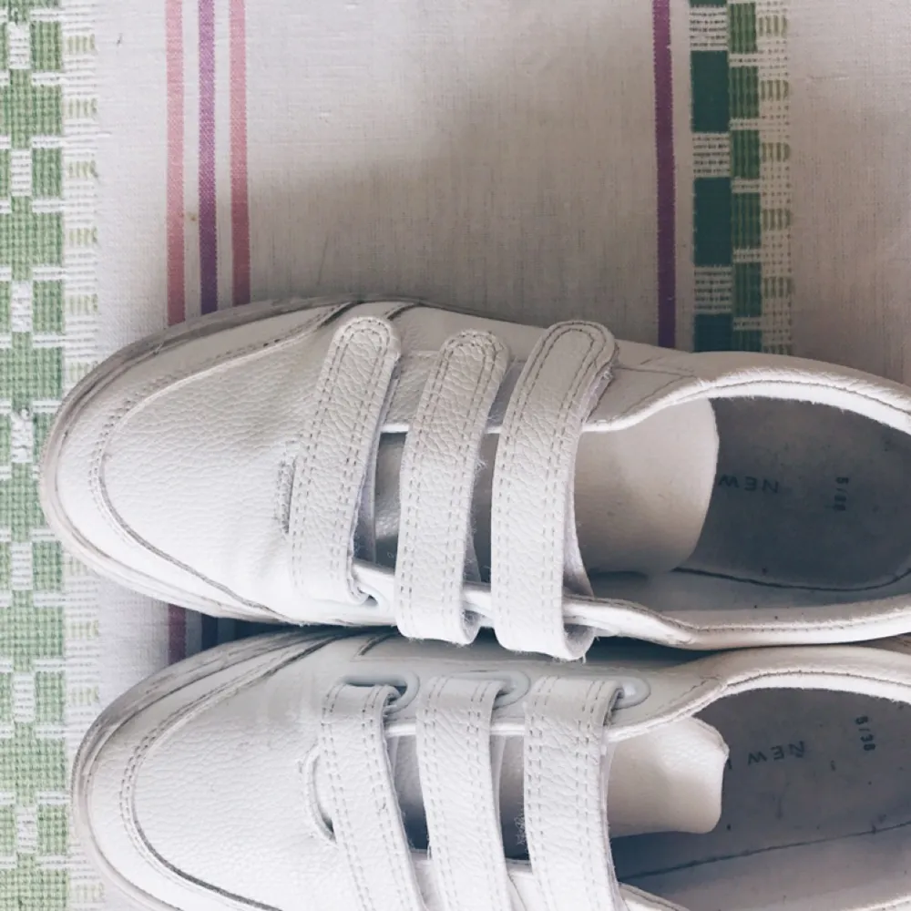 Nyköpta skor från New Look. Har använt dom kanske 3 gånger men dom är alldeles för små för mig. Tvättar dom innan jag skickar skorna (för vem kan hålla ett par vita skor rena ens). Skor.