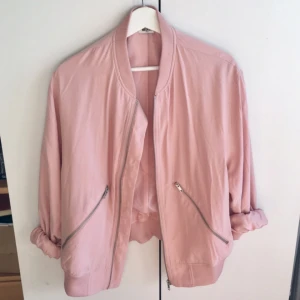  - Skitsnygg bomberjacka från Weekday!! ✨👌🌷   Sitter inte kroppsnära utan är lite mer oversized i modellen. Passar förmodligen en XS-M beroende på hur den önskas sitta. Köpte den för 600 så säljer den nu för halva priset eftersom jag knappt har använt den.   SWISH/KÖPAREN BETALAR FRAKTEN.