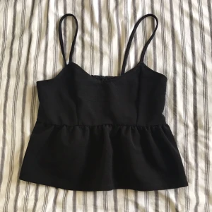  - Croptop med volang från bikbok. Använd fåtal gånger.