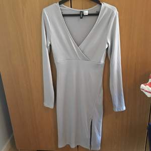 Ljusgrå töjbar klänning med urringning Frakt står köparen för
