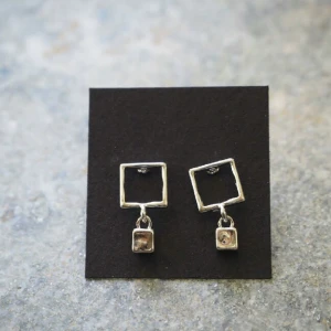  - nya örhängen / material: rodium, nickel