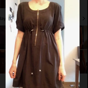  - Mörkgrå klänning från h&m. Strl 32 men är vid i modellen och passar om man har storlek 36. Köparen står för eventuell fraktkostnad och betalning görs via swish.