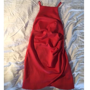  - Superfin klänning från Nelly med snygga detaljer såsom skärningen i ryggen. Dock är den liten i storleken så skulle säga att den passar XS bättre än S ✨ Finns i Uppsala eller skickas mot frakt 