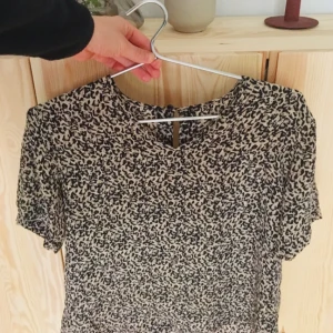  - Finare vintage: Sidentopp i i leopardmönster, 🐆🐆har ett väldigt fint fall då siden just landar fint. Lite tjusigt oversize på mig som är en XS/S. Passar så fint till tex svarta jeans! Fungerar till vardags & till fest! Köparen står för frakt typ 35 kr, swish! Kan mötas upp i Stockholm. 