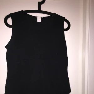  - Super snygg body från H&M med lite nätad ringning. 
