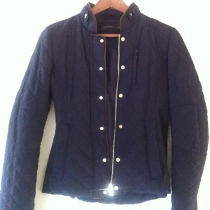 Zara jacka, marin blå.    - Zara jacka, marin blå.   