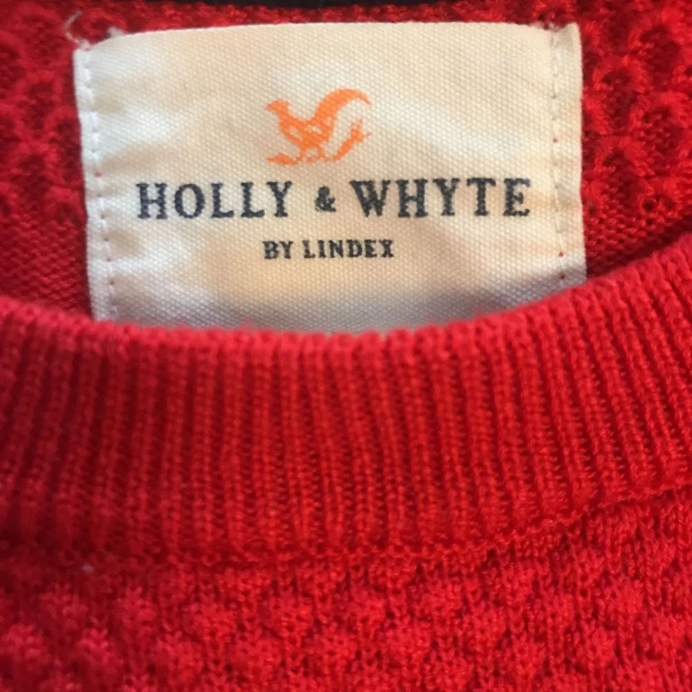 Skön fräsch tröja i knallröd från kollektionen Holly & Whyte. Priset är inkl. Frakt! . Tröjor & Koftor.