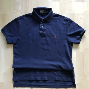  - Navy blue Ralph Lauren piké in good condition. Bought at NK for 999 SEK.  