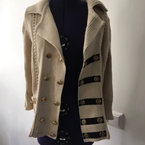  - stickad kofta från marc jacobs. väldigt varm och mysig, inte det minsta stickig. den är XS, men passar även dig som har S. några knappar hänger lite, men i övrigt är kvallen helt flawless. kmr lägga upp många annonser närmsta tiden och ju fler plagg du vill ha, desto större mängdrabatt får du. möts upp i sthlm eller skickar om du betalar frakten.