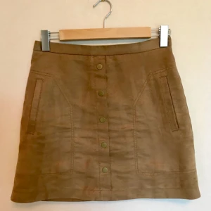  - Kjol från HM i mockaimitation. Härlig 70talskänsla, skitsnyggt tillsammans med höga stövlar! Ganska kort och lagom tight. Använd en del men bra bruksskick.   Frakt ingår! 