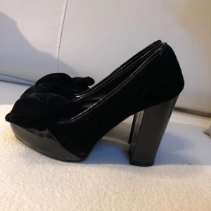  - Jätte gulliga pumps från Monki med sametsrosett på, knappt aldrig använda, för små för mig. Köparen betalar frakt ✨✨
