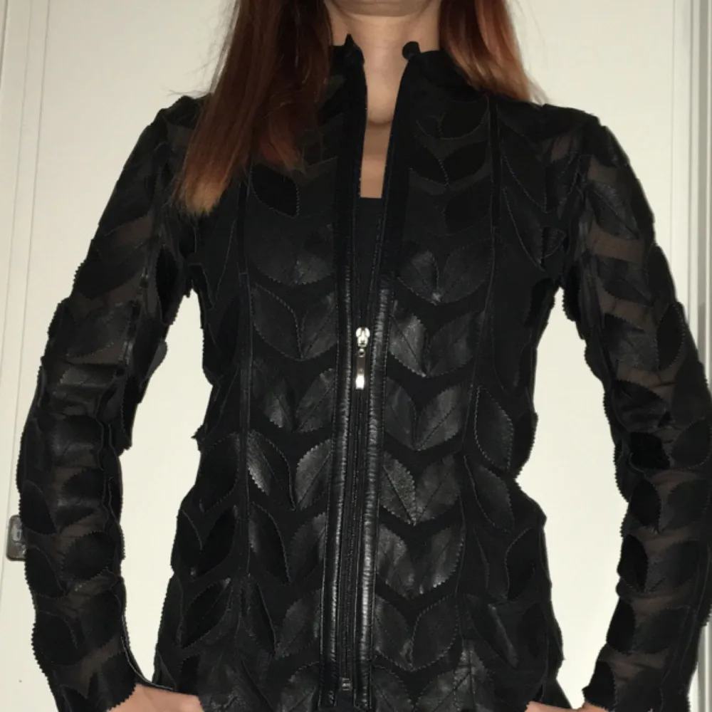 Elegant Aldrig använt -leather and transparet fabric- . Jackor.
